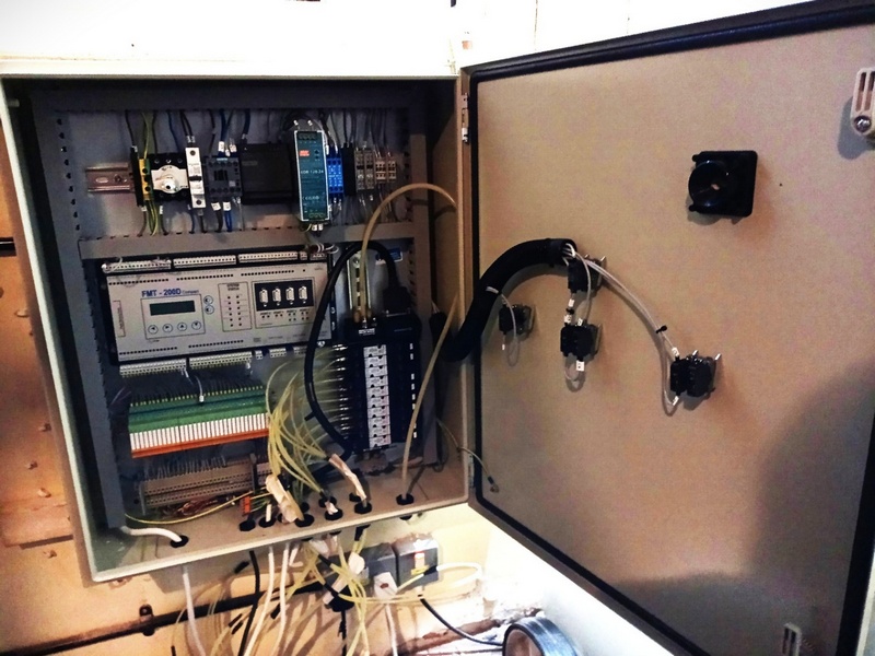 Electric manual switches on cabinet door (right). Control equipment (left) comprising Programmable Logic Controller (centre), electrical mechanical switchgear and power supplies (top), electrical relays (bottom left) and electro-pneumatic valve bank (bottom right).